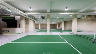 樓下匹克球室內場地實拍，呈現台北室內匹克球場地與球網配置