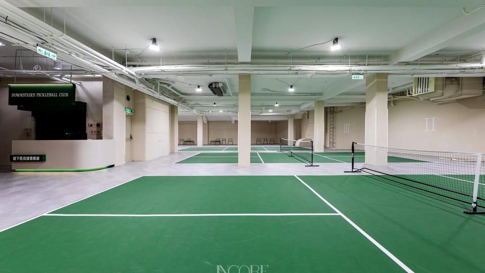 樓下匹克球室內場地實拍，呈現台北室內匹克球場地與球網配置